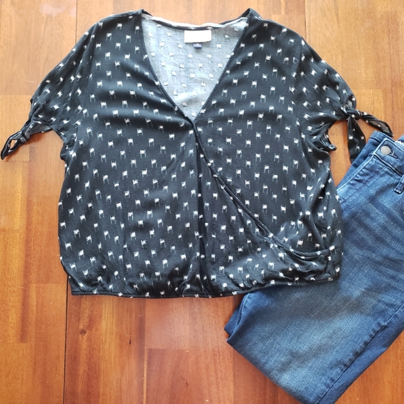 Universal Thread Tops - Universal Thread Black & White Patterned Blouse